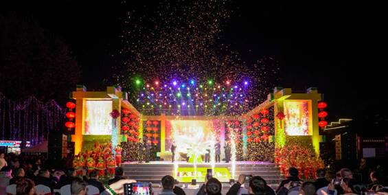 集團領導點亮萬盞明燈 首屆戰(zhàn)旗大地藝術節(jié)輝煌開幕