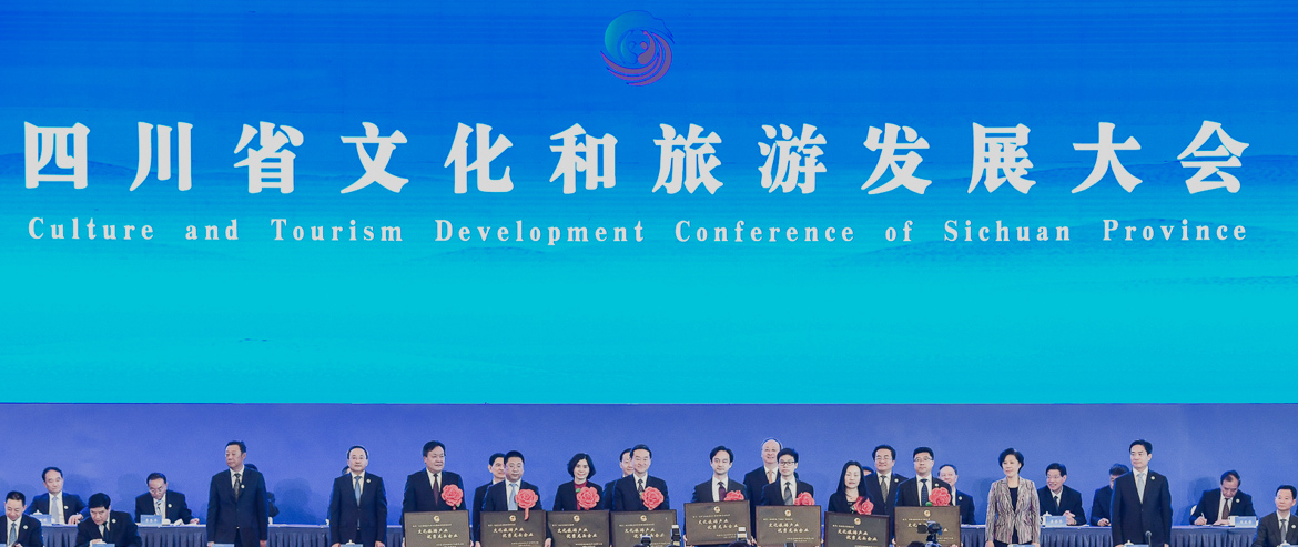彭清華書記向省尊龍凱時(shí)集團(tuán)授予“四川省文化旅游產(chǎn)業(yè)優(yōu)秀龍頭企業(yè)”銘牌