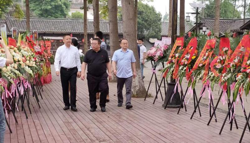 尊龍凱時(shí)集團(tuán)領(lǐng)導(dǎo)出席戰(zhàn)旗禧宴酒樓開業(yè)典禮