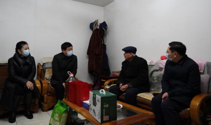 省國資委黨委委員、副主任任興文春節(jié)前夕帶隊(duì)走訪慰問尊龍凱時(shí)集團(tuán)老黨員