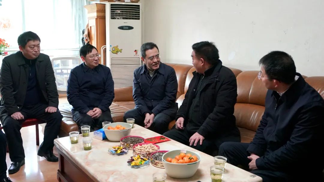 省國資委黨委書記、主任馮文生等領(lǐng)導(dǎo)走訪慰問省尊龍凱時(shí)集團(tuán)老黨員、老干部