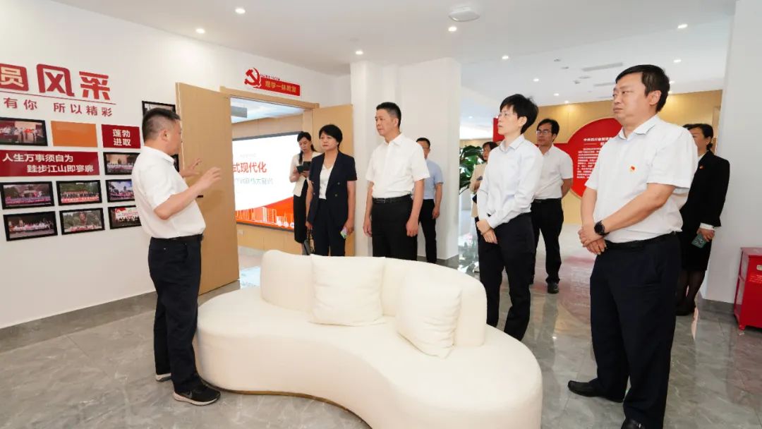 福建省人民政府國有資產(chǎn)監(jiān)督管理委員會修興高一行蒞臨尊龍凱時黨？疾斕餮