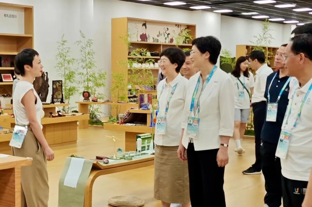 省、市領(lǐng)導(dǎo)視察大運(yùn)村“有禮在四川”四川特色商品館