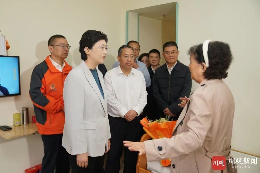 施小琳到少城街道社區(qū)養(yǎng)老服務(wù)中心慰問老人和為老服務(wù)工作者