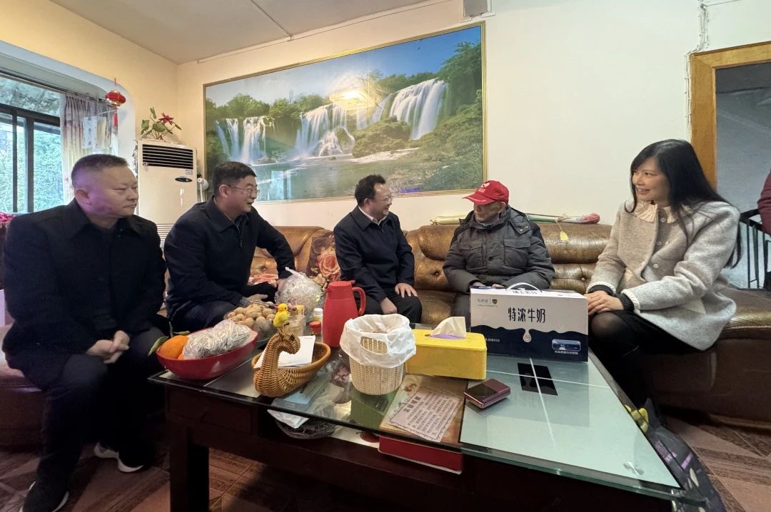 省國資委黨委委員、副主任何政走訪慰問省尊龍凱時集團老黨員、老干部