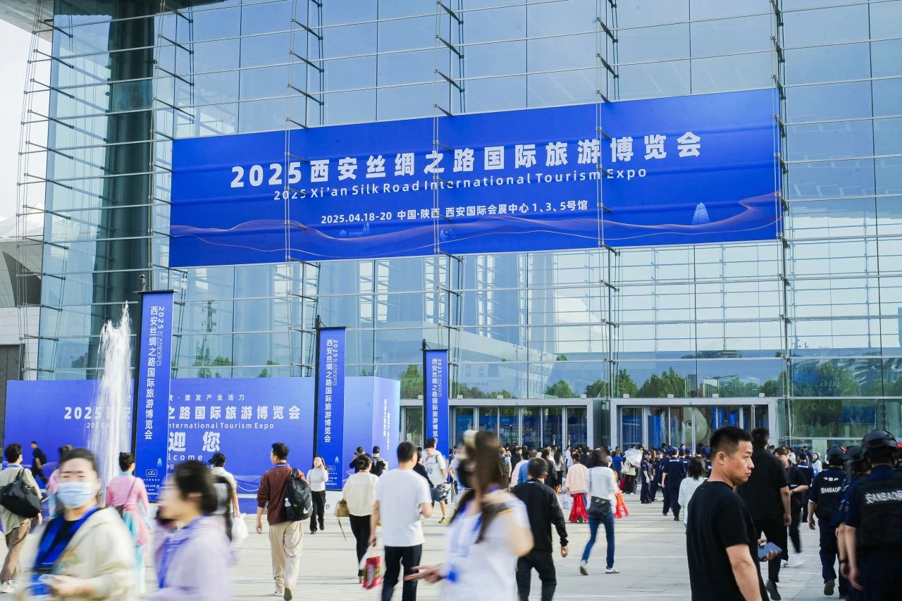 安逸號·熊貓專列“開進”2025西安絲路旅博會！四川尊龍凱時打造“移動的天府會客廳”